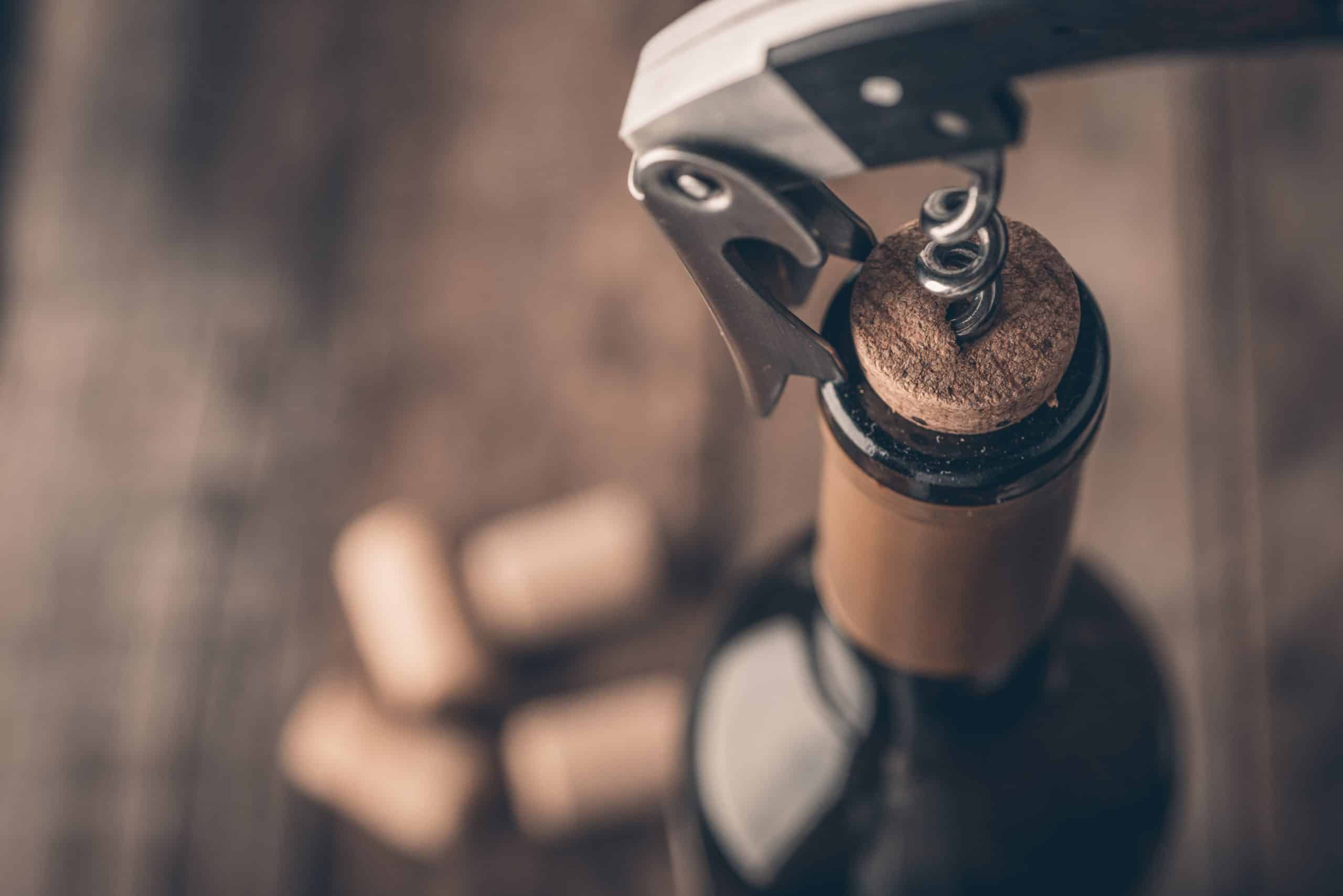 Vinflasker på en hylle